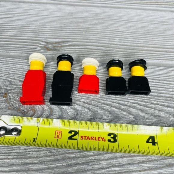 Vintage 1977 no arm lego men . 2 whole and 3 body’s and heads and hats figurines - Picture 2 of 2
